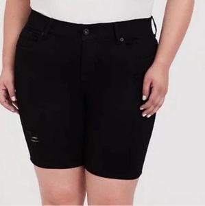 TORRID PREMIUM BLACK BOMBSHELL SKINNY DISTRESSED 8"SHORTS